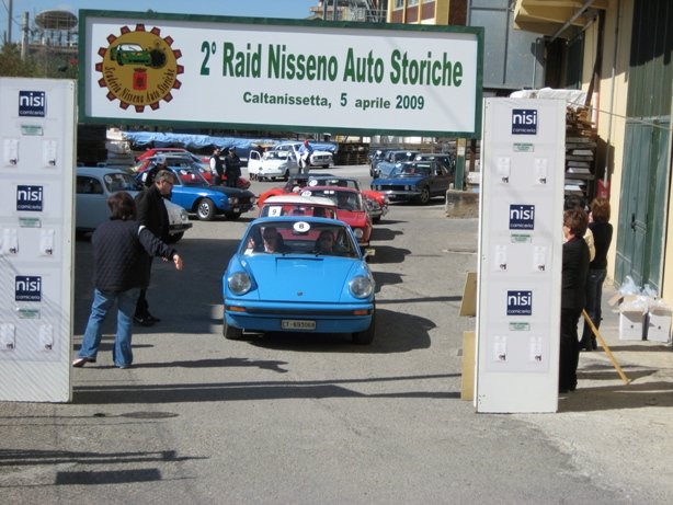 raidnissenoautostorichelaplacamarchesepartenza.jpg